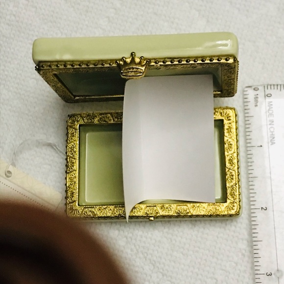 Hallmark Signature keepsake box - Picture 2 of 11